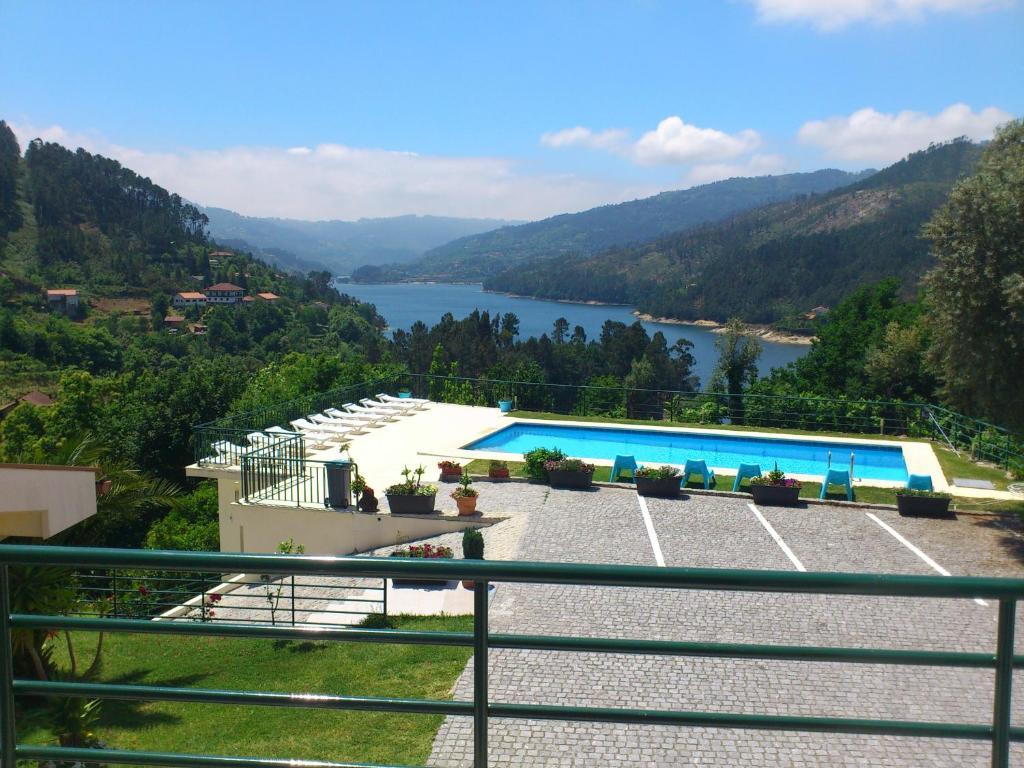 Hotel Lagoa Azul Do Герес Экстерьер фото